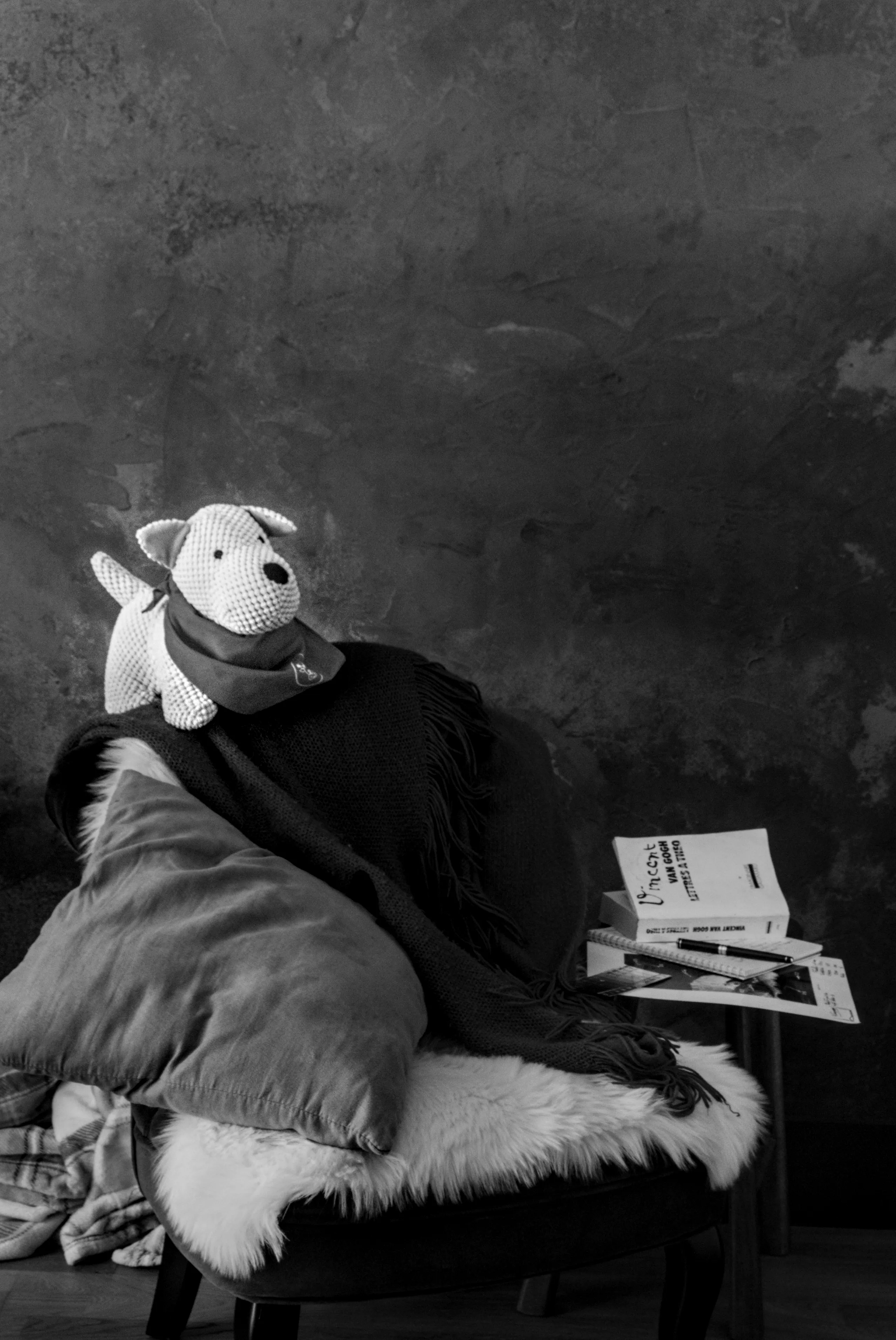 Peluche sur un fauteuil inquiète